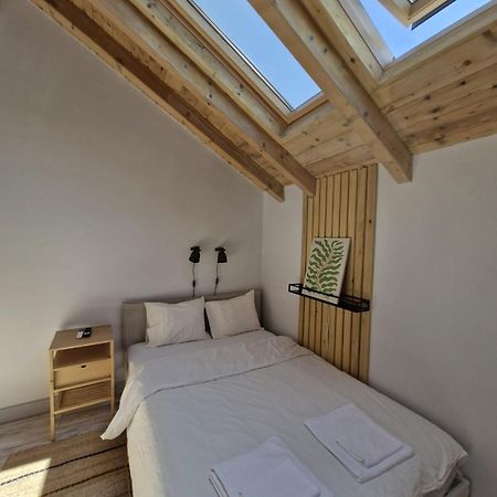 Small Attic Room With Private Bathroom 布加勒斯特 外观 照片