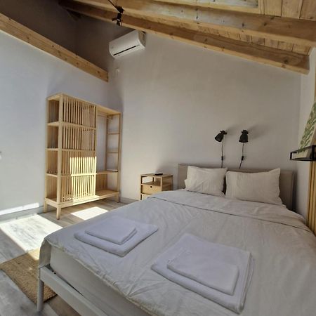 Small Attic Room With Private Bathroom 布加勒斯特 外观 照片