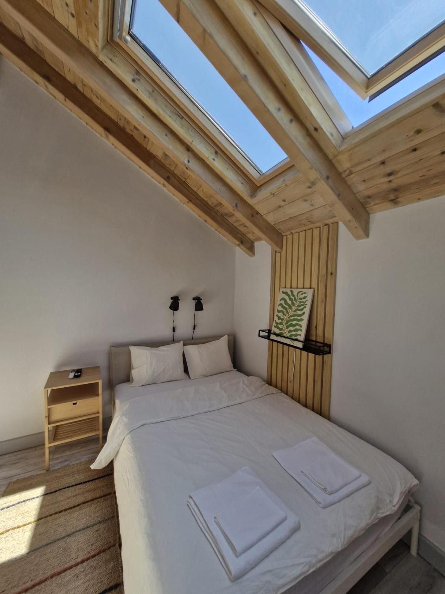 Small Attic Room With Private Bathroom 布加勒斯特 外观 照片