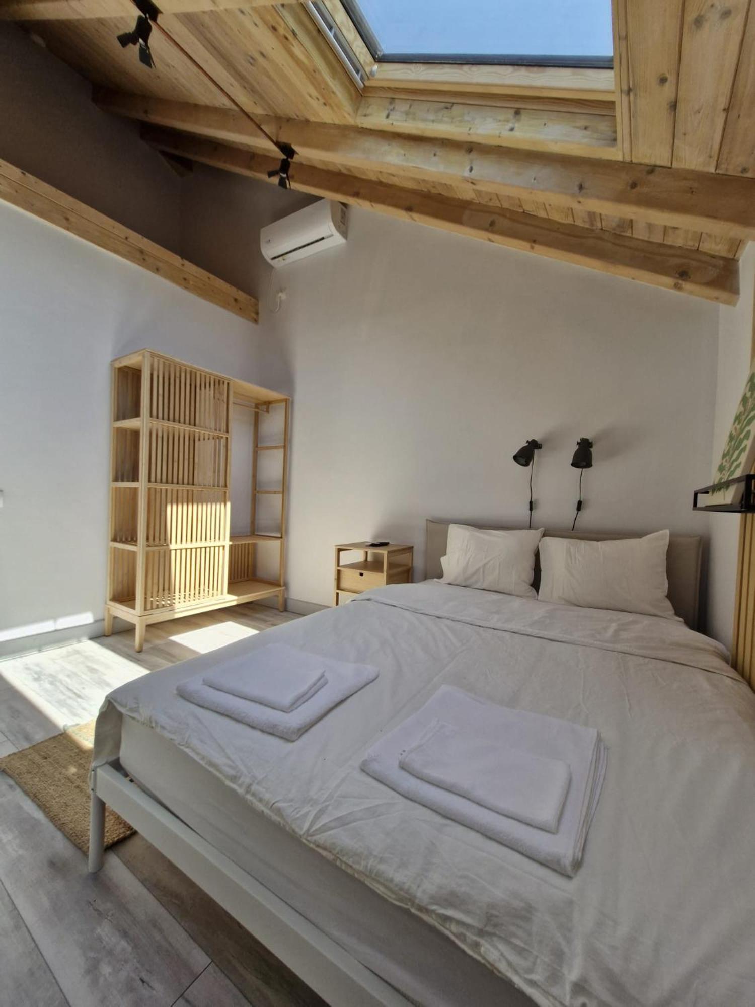 Small Attic Room With Private Bathroom 布加勒斯特 外观 照片